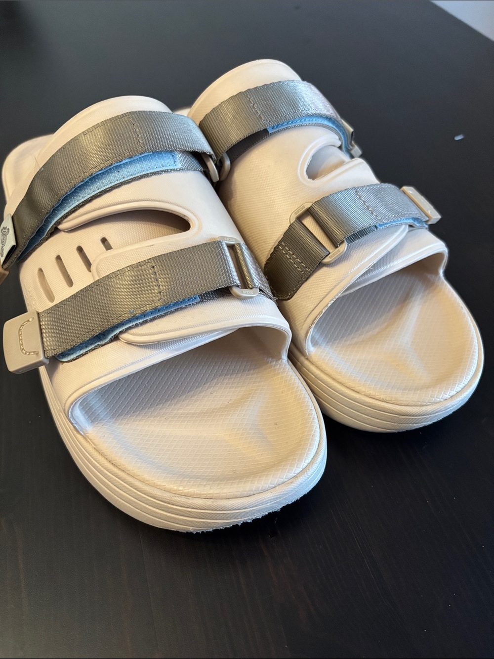 Suicoke Urich Mens Cream Slides with Gray/Gold Straps